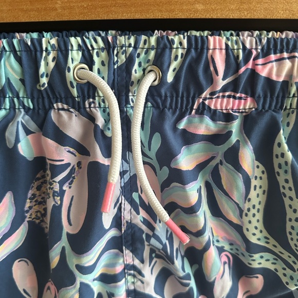 Lilly Pulitzer Boy’s Junior Capri Swim Trunk Oyster Bay Navy You’ve Been Spotted - Picture 2 of 6